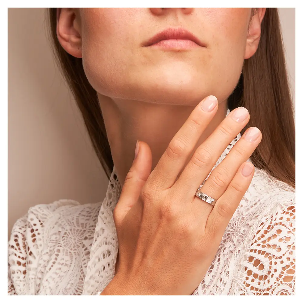 Ehering aus 925er Silber mit Händen als ringübergreifendes Herzsymbol auf Hand am Gesicht