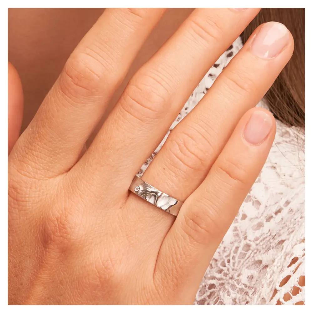 Ehering aus 925er Silber mit Händen als ringübergreifendes Herzsymbol auf Hand am Gesicht im Zoom