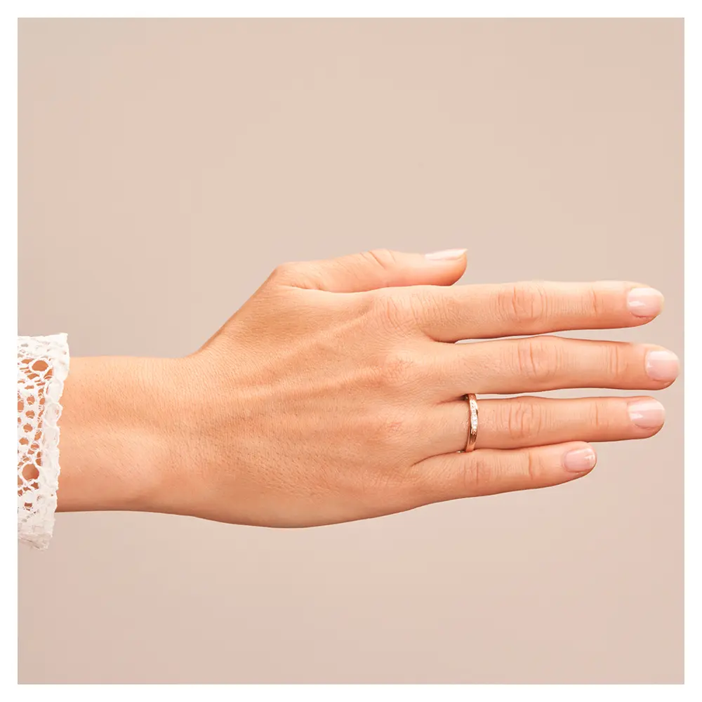 Ehering aus 585 Rotgold & Platin mit 5 Diamanten in diagonaler Rille auf Hand 