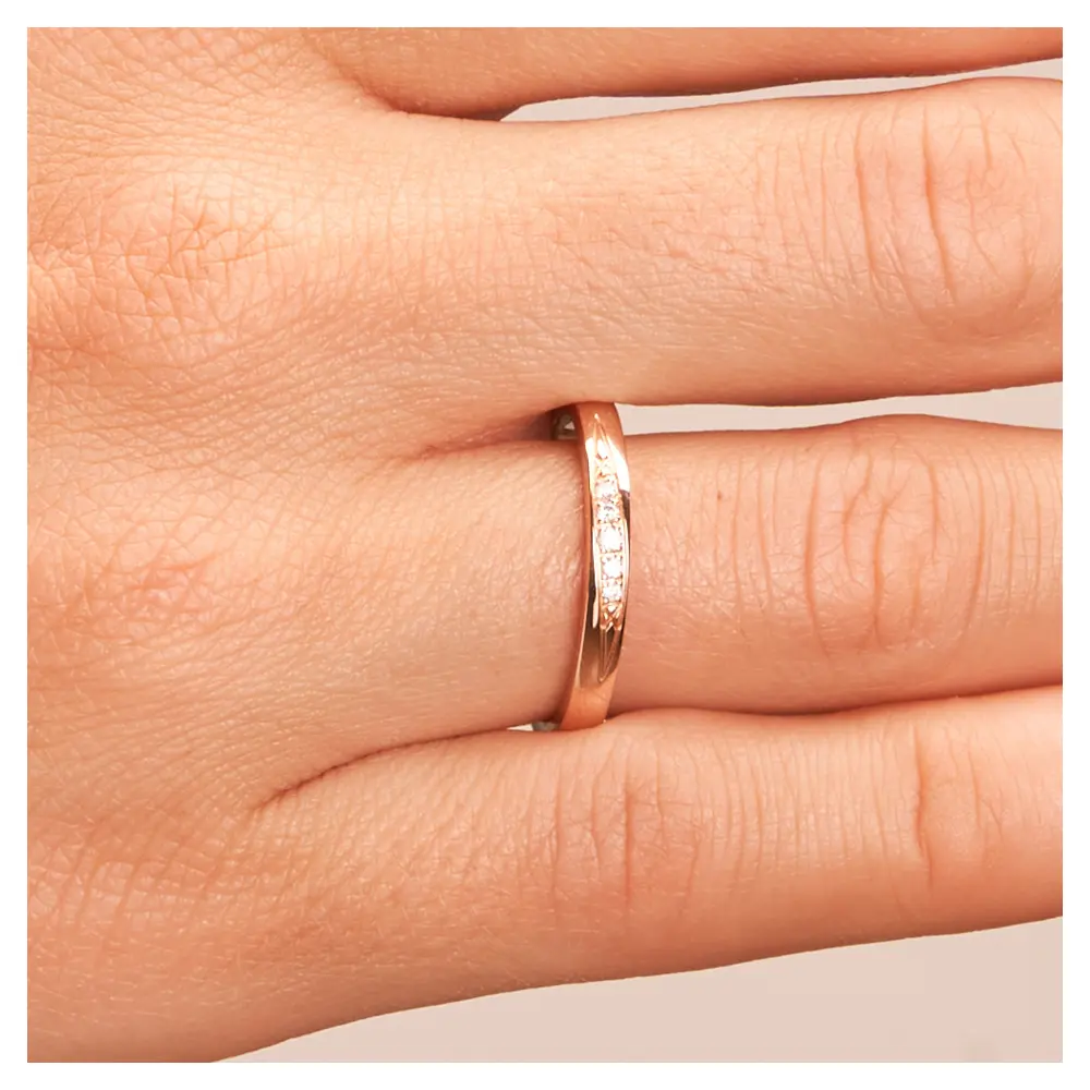 Ehering aus 585 Rotgold & Platin mit 5 Diamanten in diagonaler Rille auf Hand im Zoom