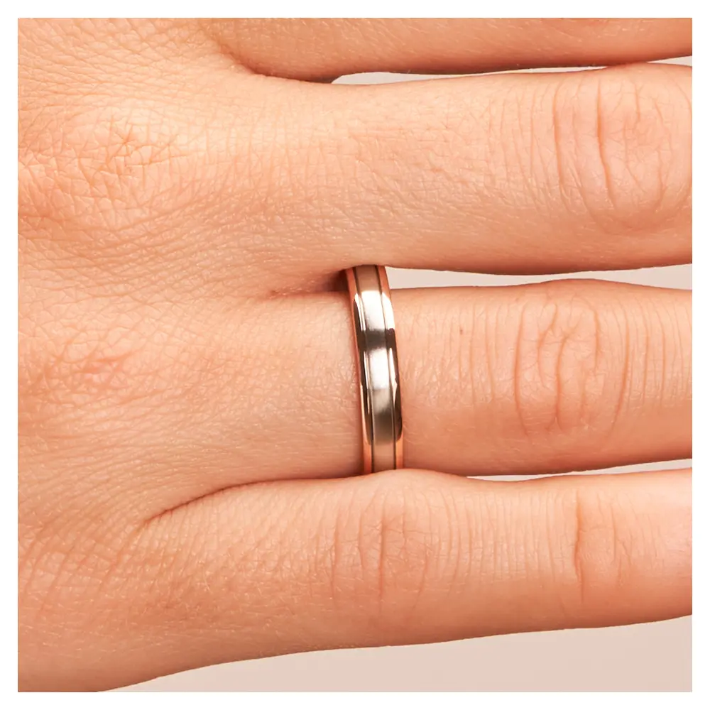 Zweifarbiger Ehering aus 585 Rotgold & Platin auf Hand im Zoom