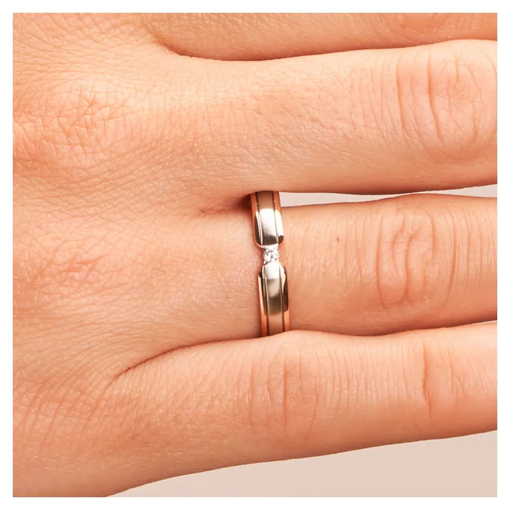 Zweifarbiger Ehering aus 585 Rotgold & Platin mit schwebendem Brillanten auf Hand im Zoom