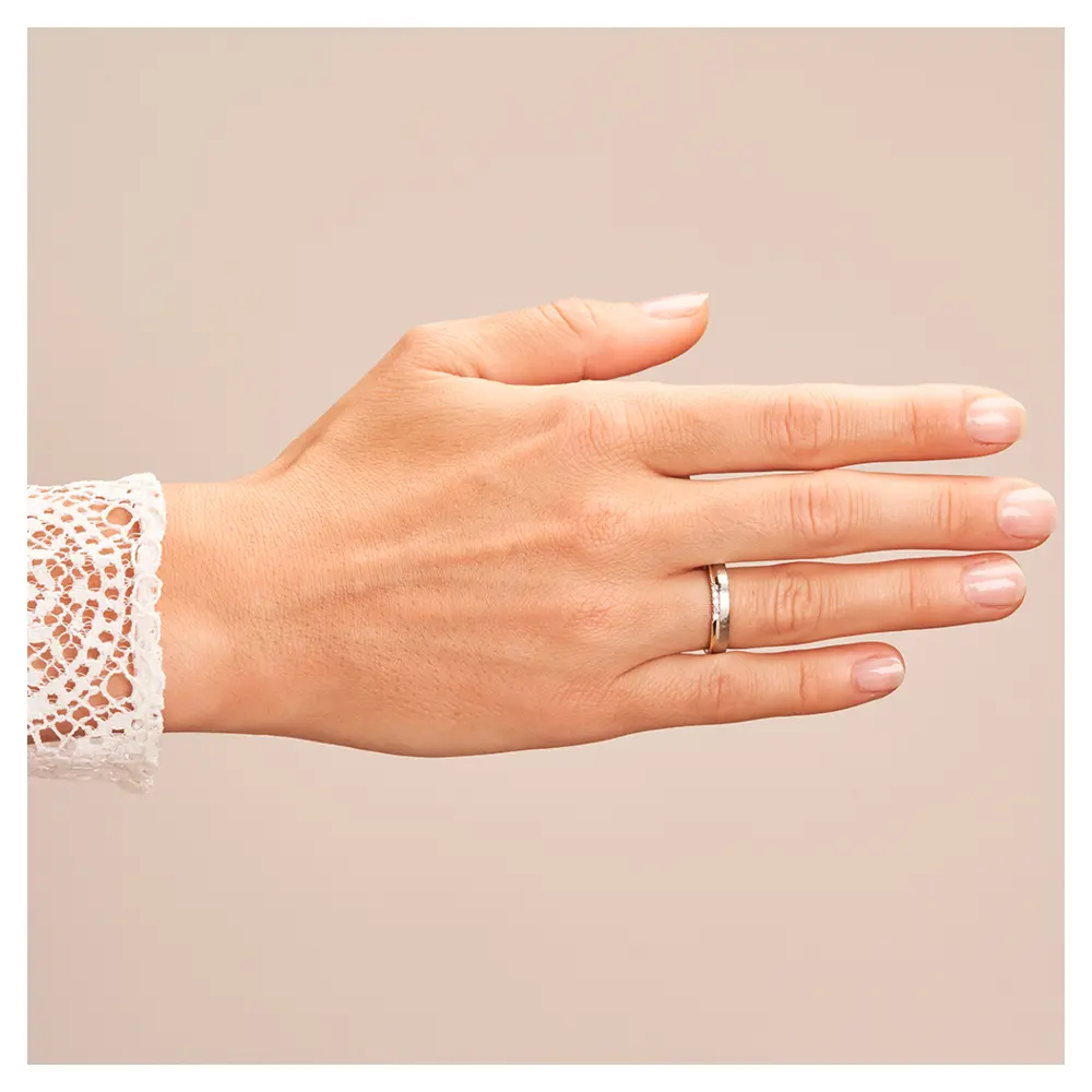 Bicolor Ehering aus 585 Gelbgold & Platin sandmattiert mit 5 Diamanten auf Hand