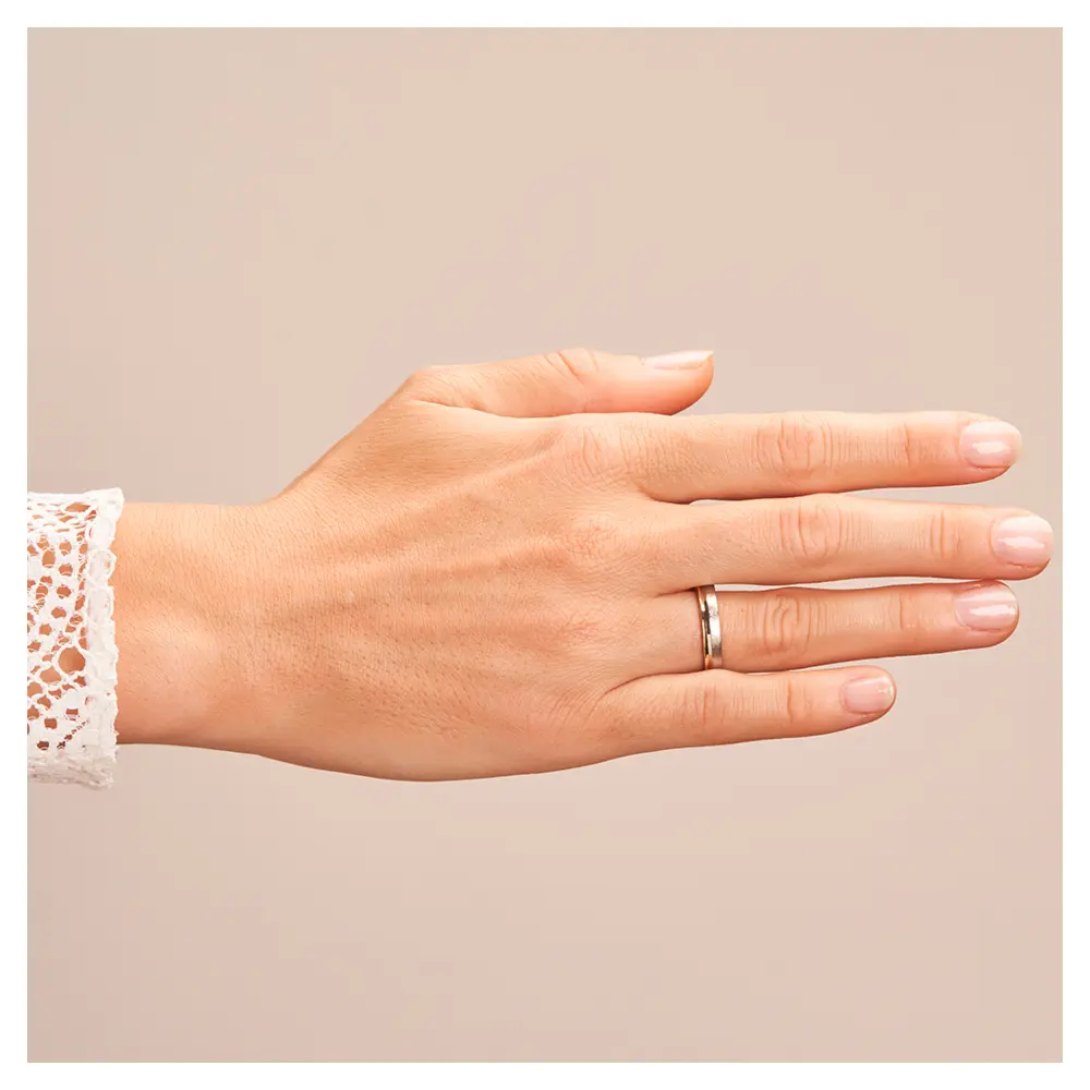 Bicolor Ehering aus 585 Gelbgold & Platin sandmattiert auf Hand
