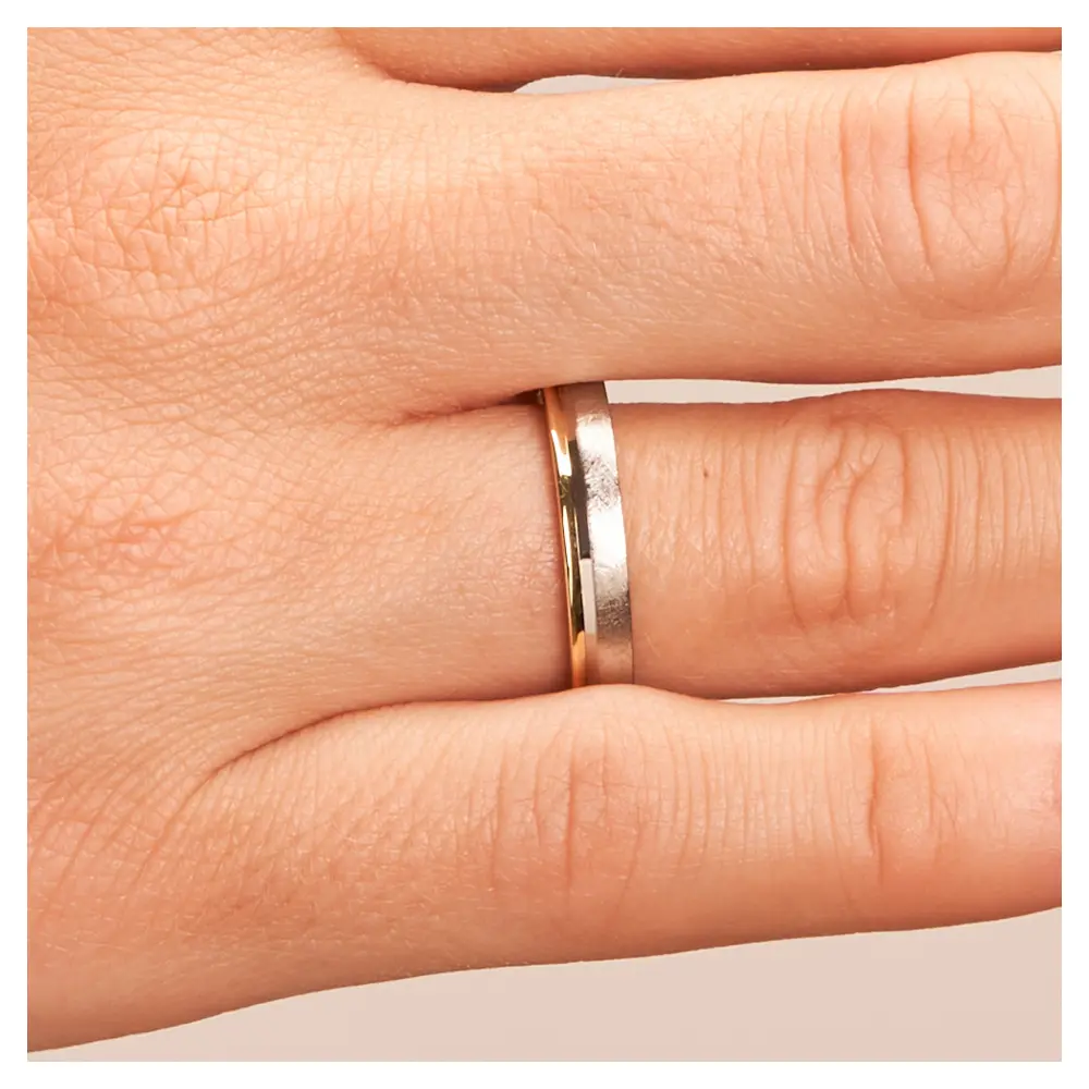 Bicolor Ehering aus 585 Gelbgold & Platin sandmattiert auf Hand im Zoom
