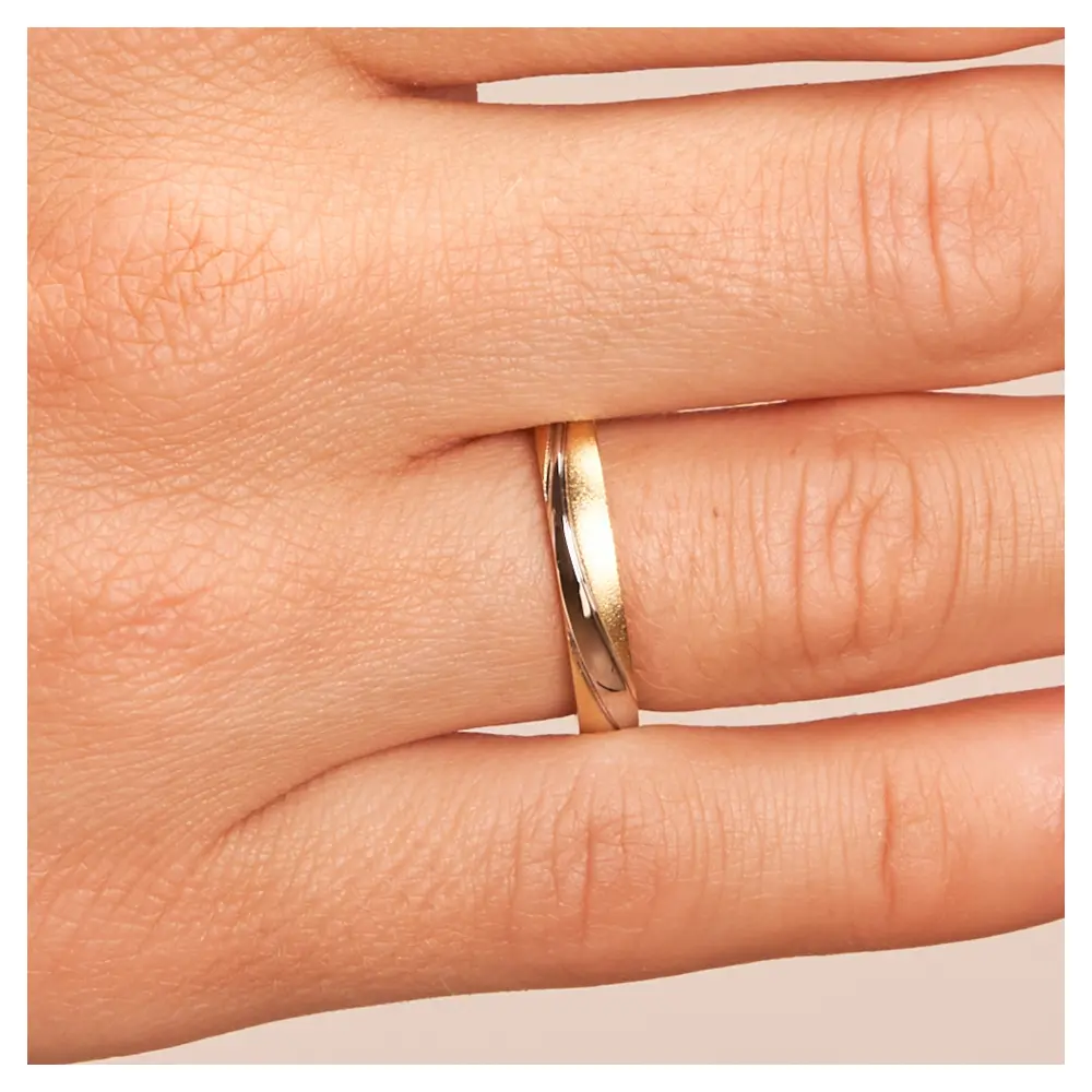 Ehering aus Platin & 585 Gelbgold mit graziler Rille auf Hand im Zoom