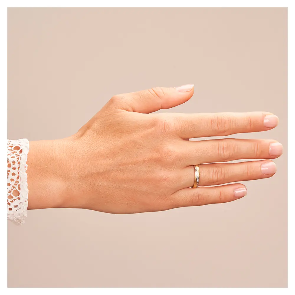 Ehering aus Platin & 585 Gelbgold mit Diamanten in graziler Rille auf Hand