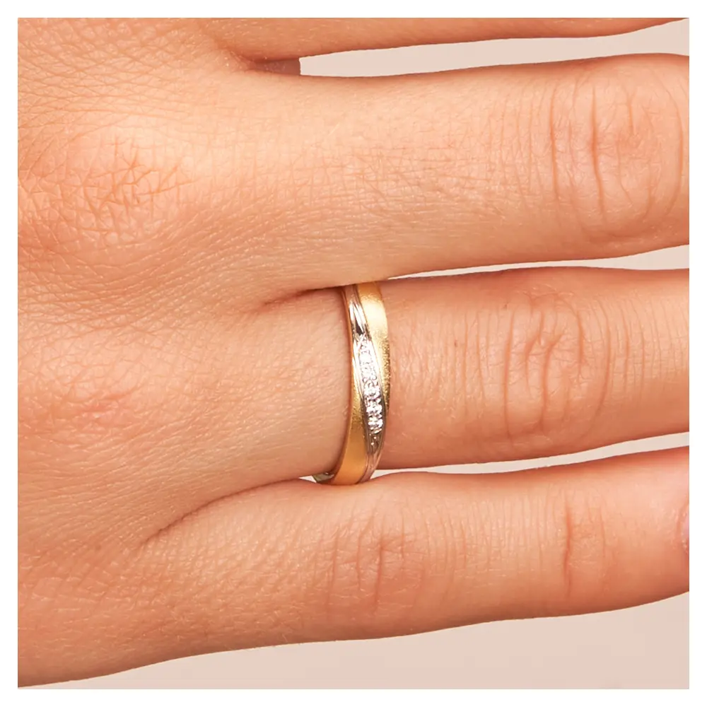 Ehering aus Platin & 585 Gelbgold mit Diamanten in graziler Rille auf Hand im Zoom
