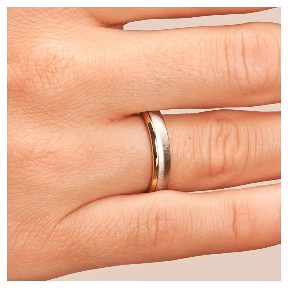 Bicolor Ehering aus 585 Gelbgold & Platin auf Hand im Zoom