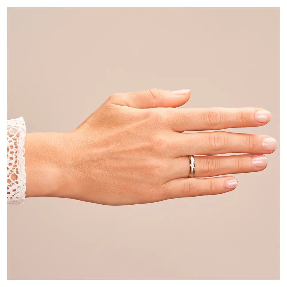 Bicolor Ehering aus 585 Gelbgold & Platin mit 3 Diamanten in Vertiefung auf Hand