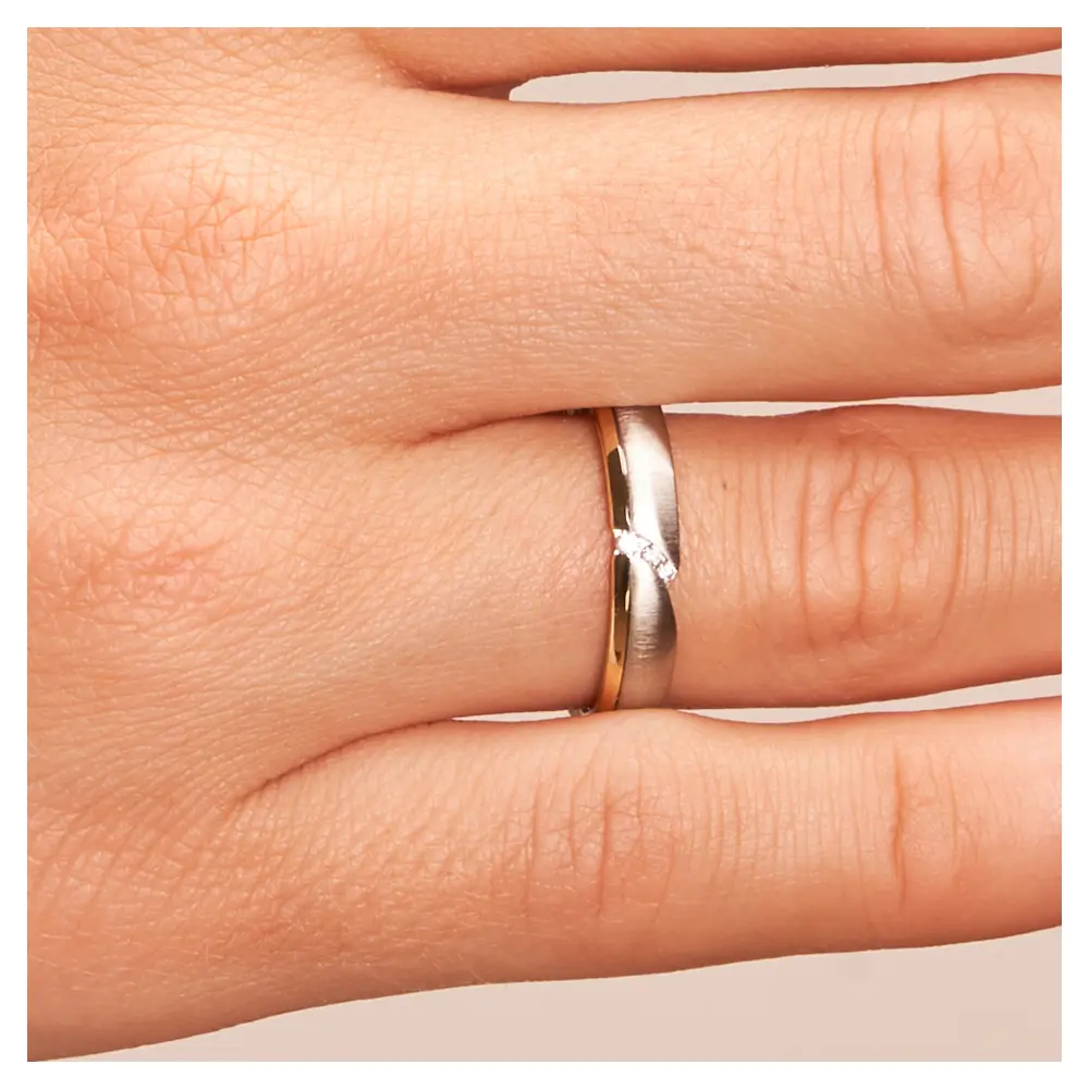 Bicolor Ehering aus 585 Gelbgold & Platin mit 3 Diamanten in Vertiefung auf Hand im Zoom