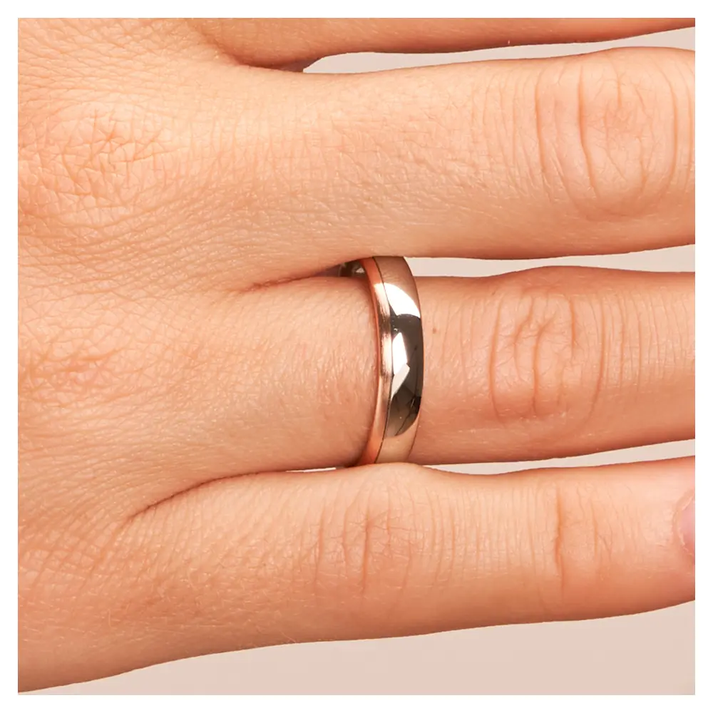 Ehering aus 585 Rotgold & Platin auf Hand im Zoom