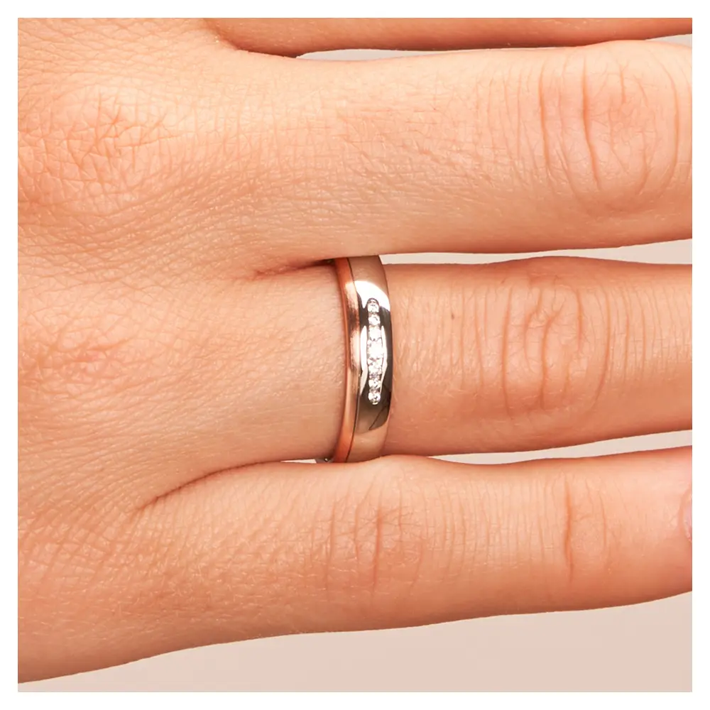 Ehering aus 585 Rotgold & Platin mit sieben Brillanten in Vertiefung auf Hand im Zoom