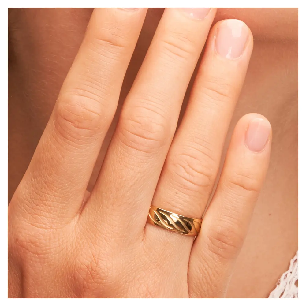Ehering aus Gelbgold mit markanten Vertiefungen auf Hand am Gesicht im Zoom