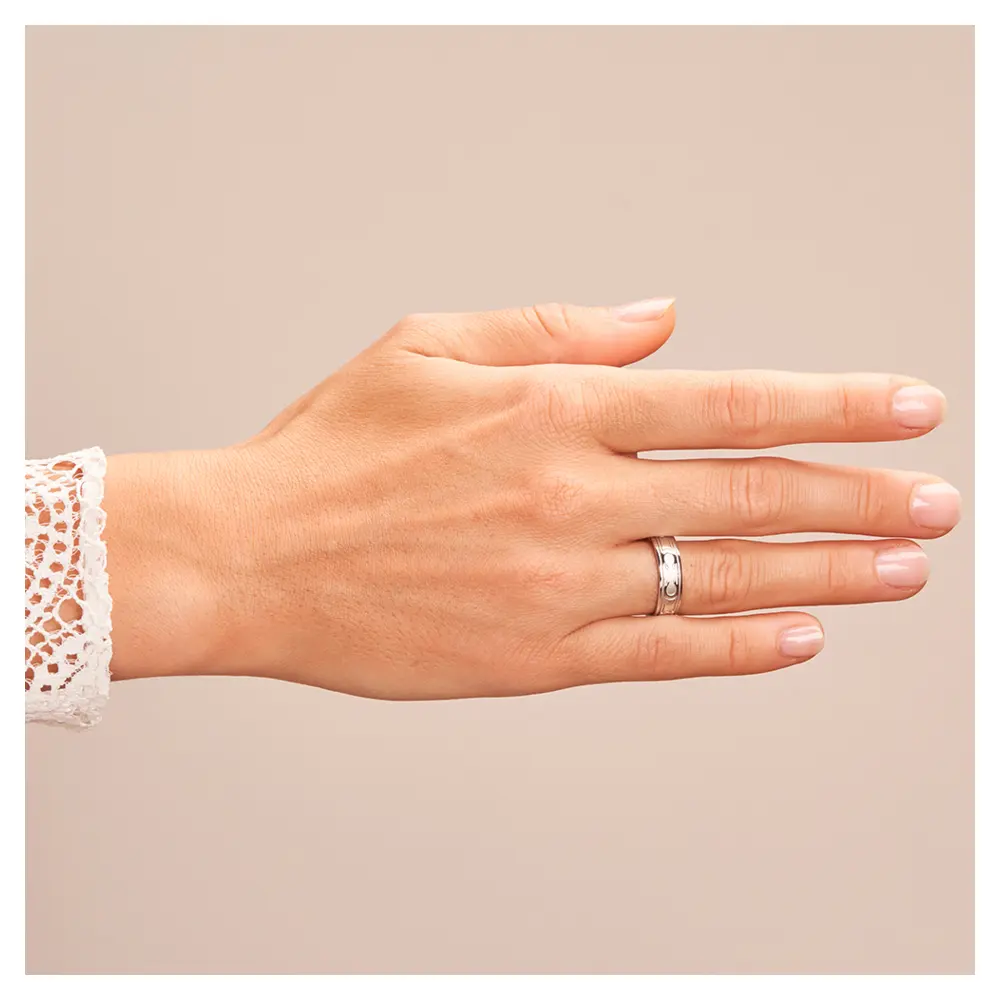 Ehering aus Weissgold mit interessantem Muster auf Hand