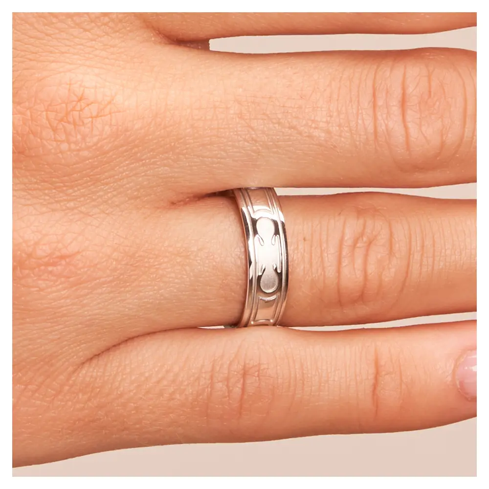 Außergewöhnliche Eheringe aus Weissgold mit interessantem Muster auf Hand im Zoom