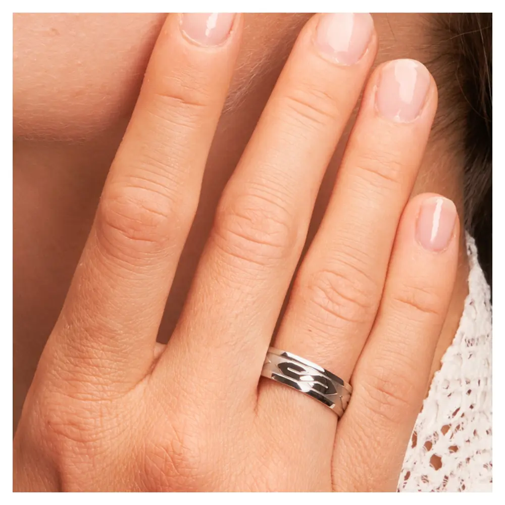 Ehering aus Palladium 500 mit poliertem Rautenmuster auf Hand am Gesicht im Zoom