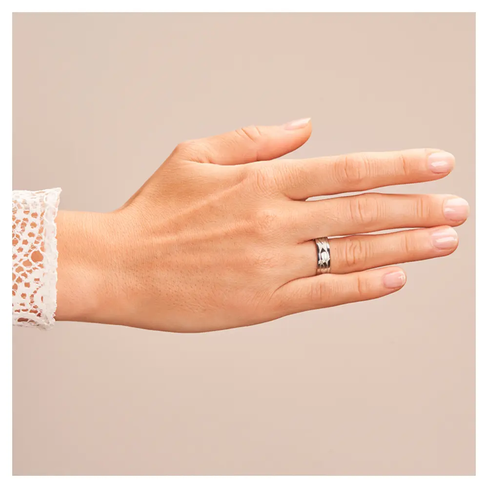 Ehering aus Palladium 500 mit poliertem Rautenmuster auf Hand