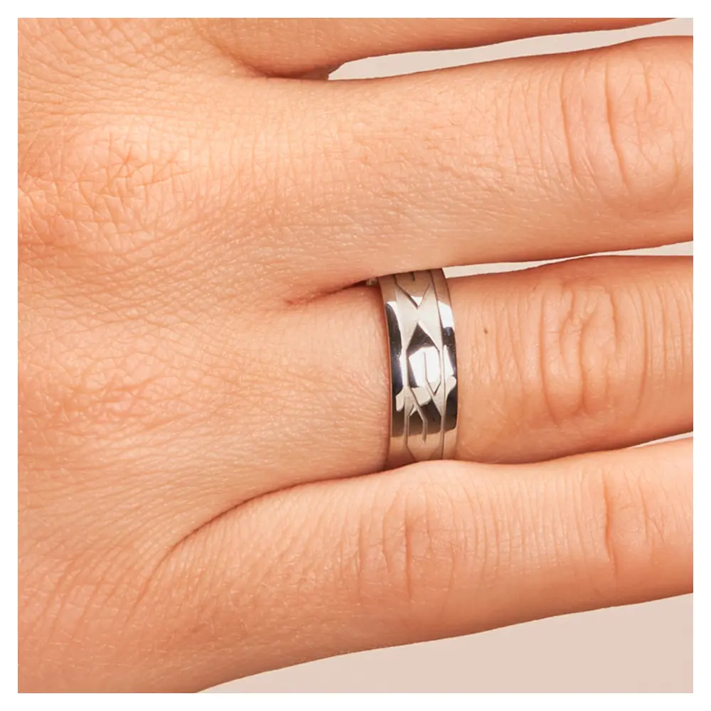Ehering aus Palladium 500 mit poliertem Rautenmuster auf Hand
