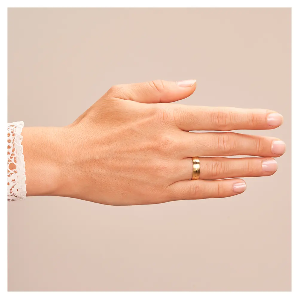 Eheringe aus Gelbgold mit matter Oberfläche auf Hand