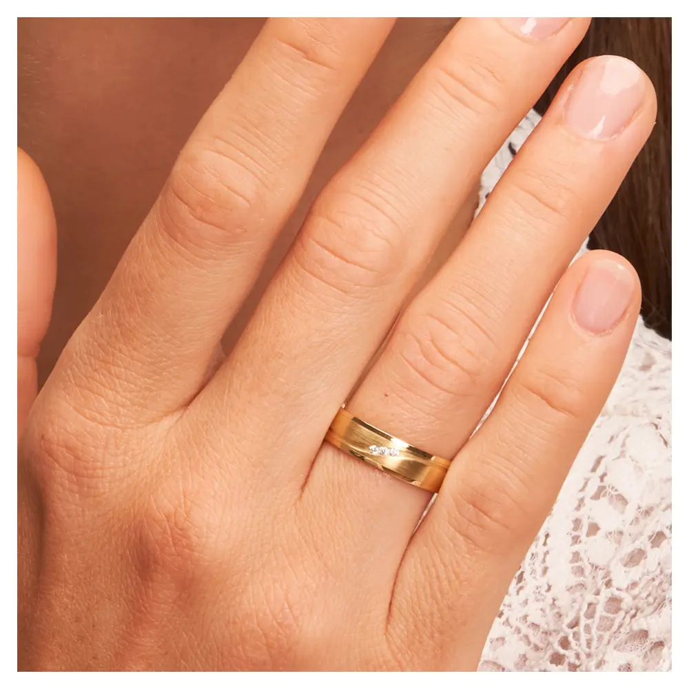 Eheringe aus Gelbgold mit polierten Rändern und Diamanten in sandmatter Rille am Gesicht im Zoom