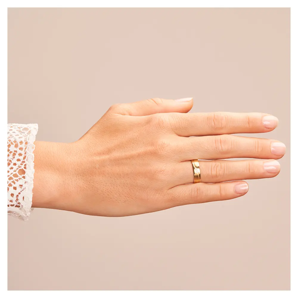 Eheringe aus Gelbgold mit polierten Rändern und Diamanten in sandmatter Rille auf Hand
