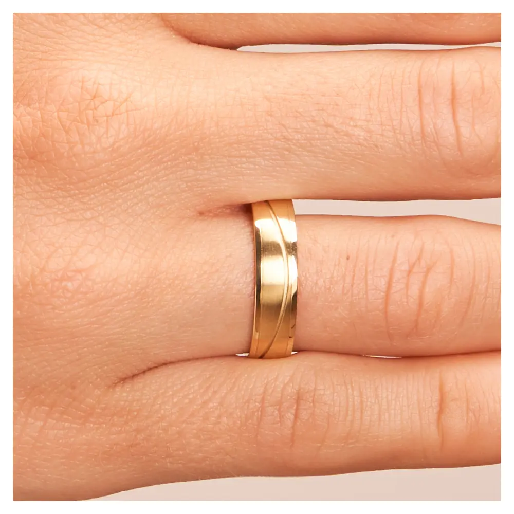 Eheringe aus Gelbgold mit polierten Rändern in sandmatter Rille auf Hand im Zoom