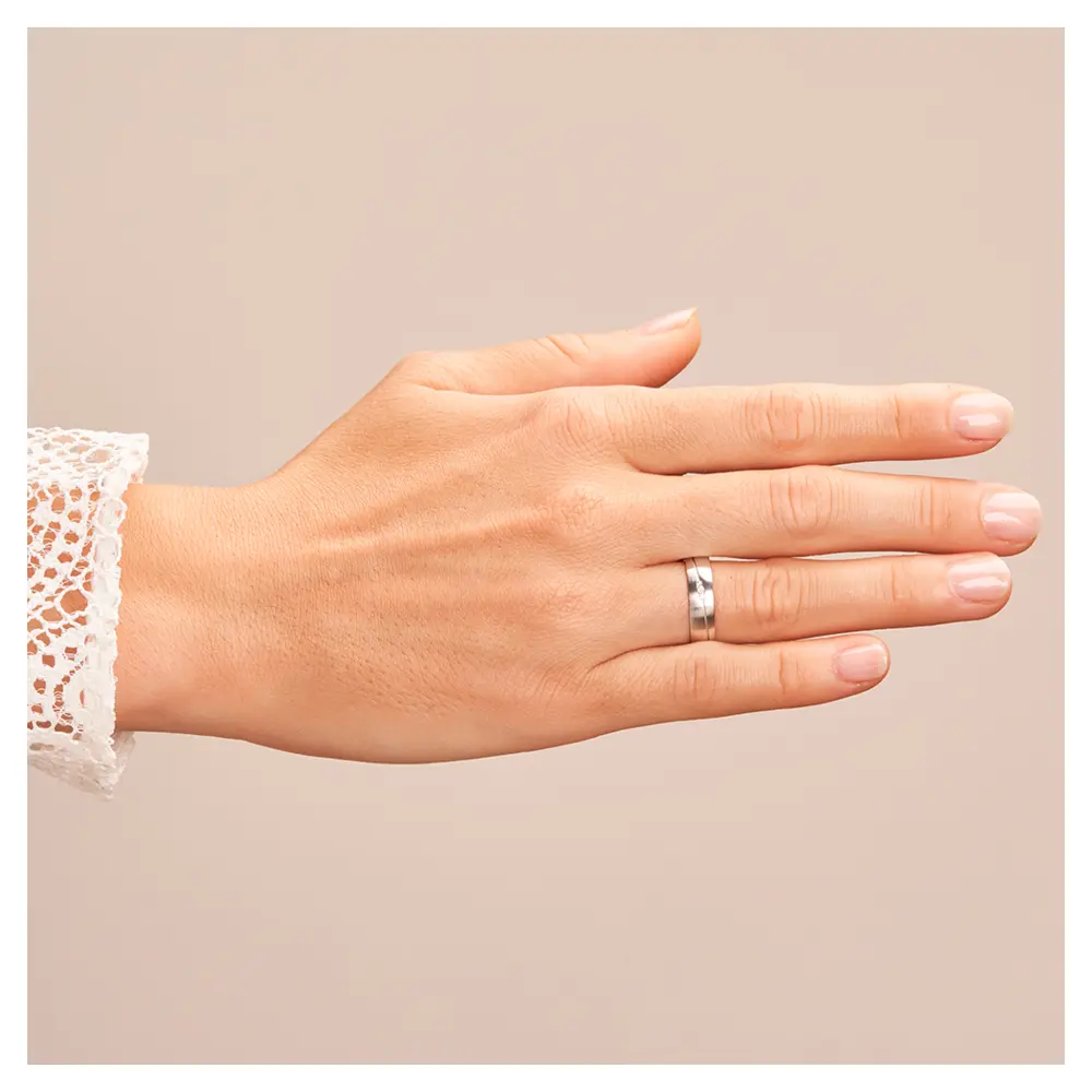 Längsmattierte Eheringe aus Weissgold mit ovaler Rille und Diamanten auf Hand