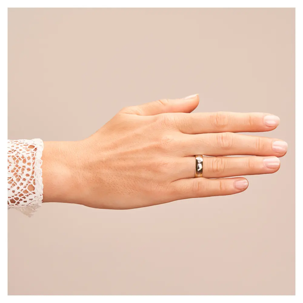 Trauring aus Palladium 500 & Gelbgold mit drei runden Diamanten auf Hand
