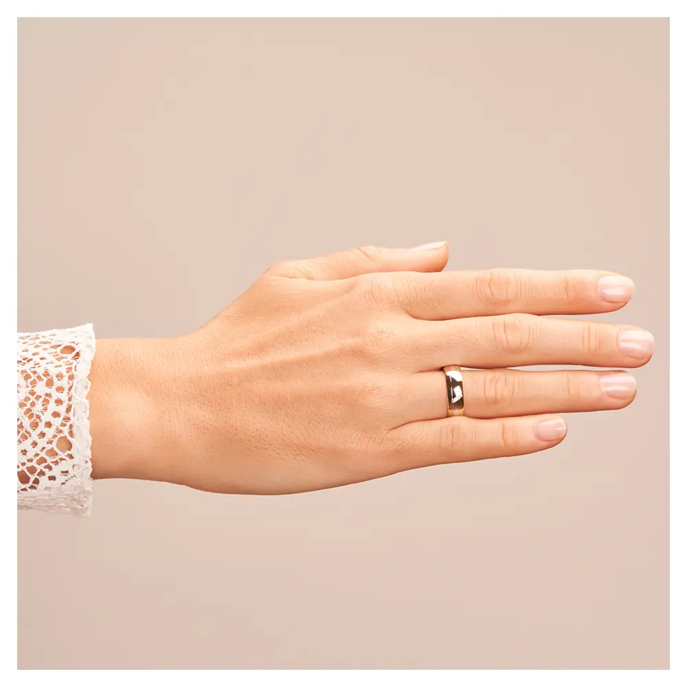 Trauring aus Weißgold und Gelbgold auf Hand 