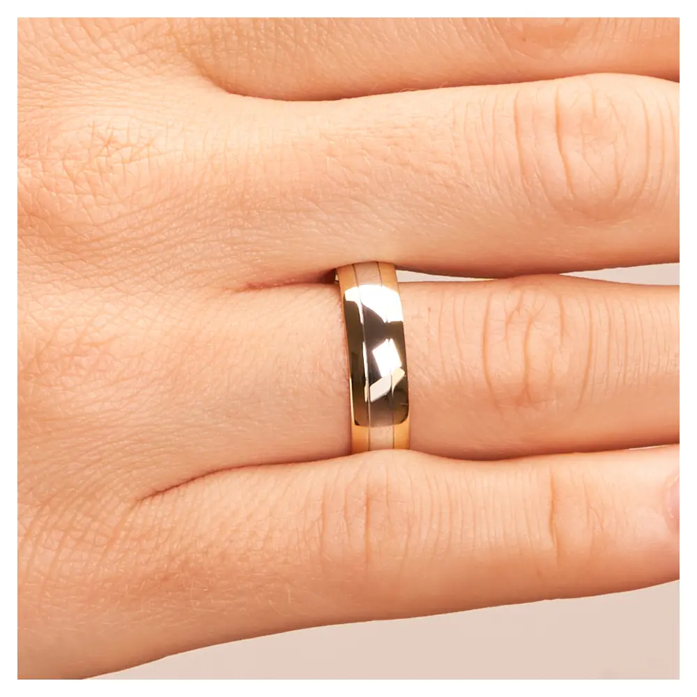 Trauring aus Weißgold und Gelbgold auf Hand 