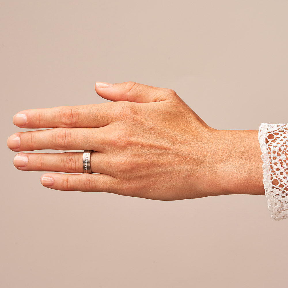 Titan & Weißgold Eheringe 5 mit Diamanten auf Hand