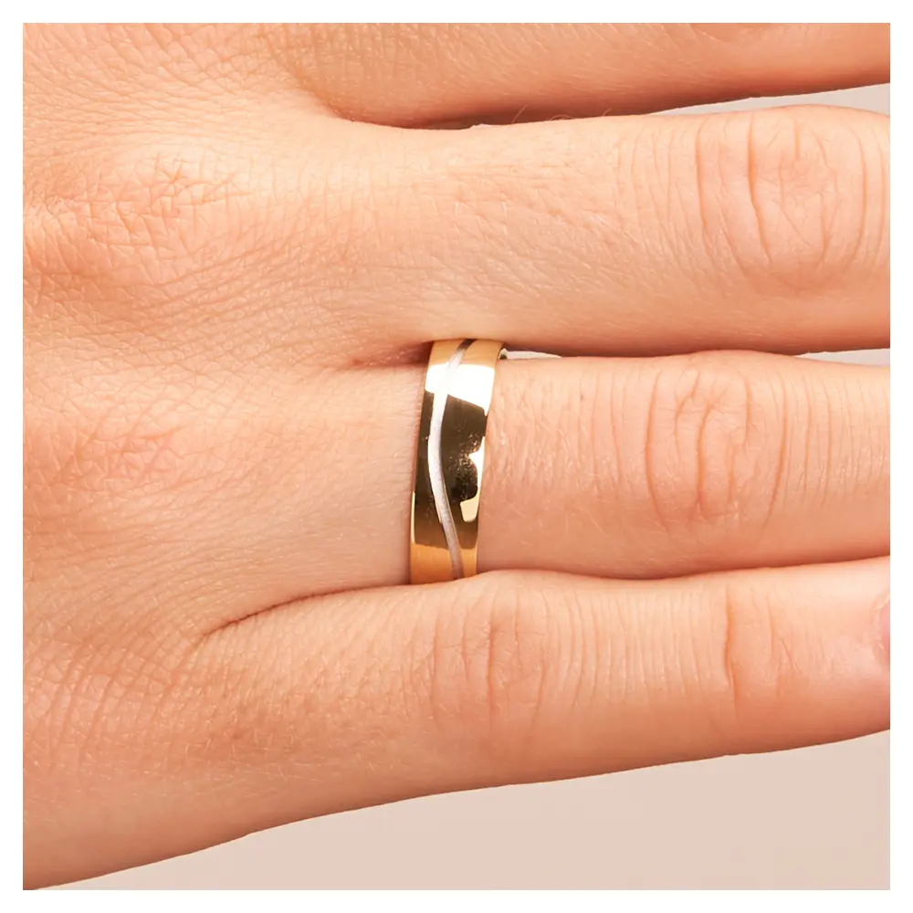 Ehering aus Gelbgold und Weißgoldrille auf Hand im Zoom