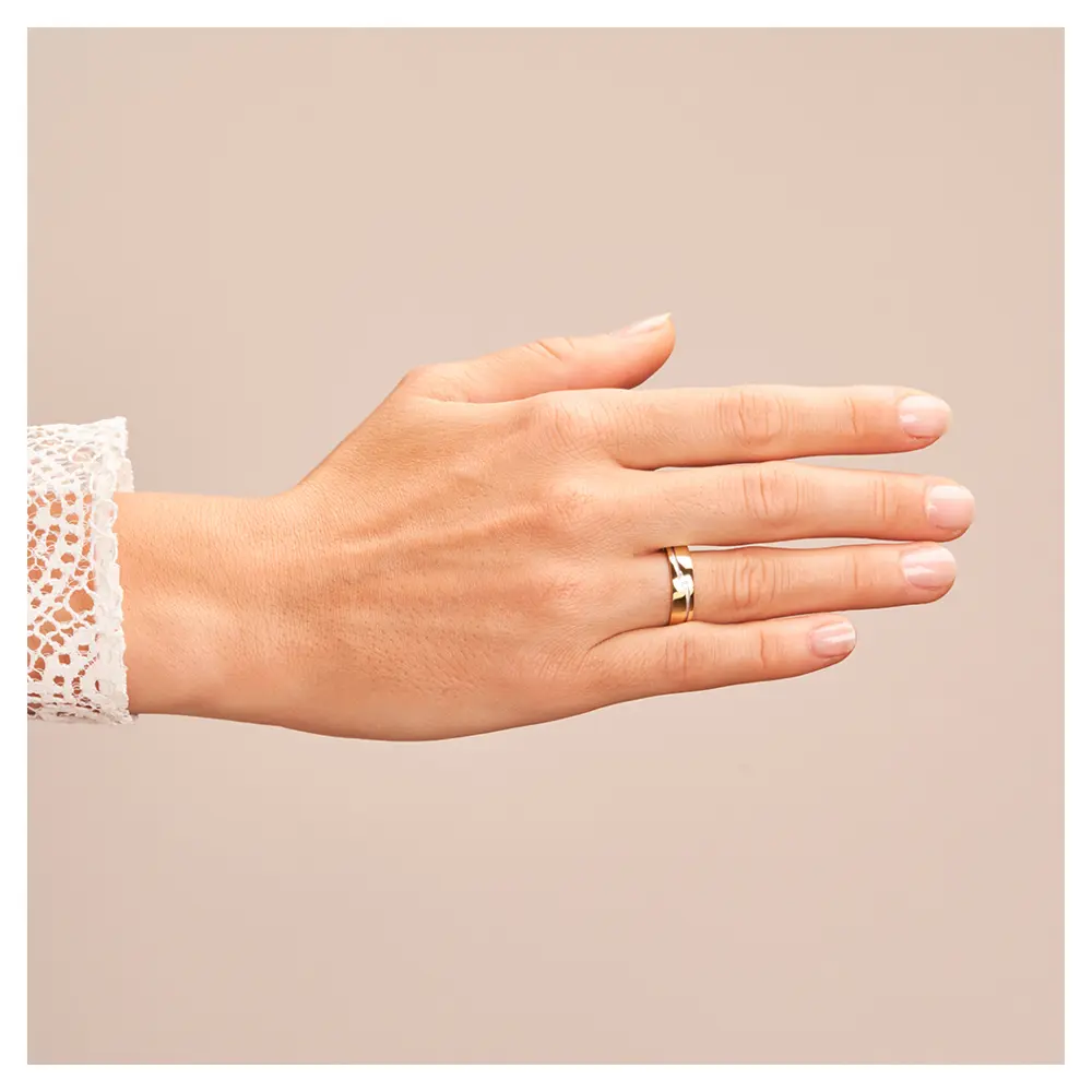 Ehering aus Gelbgold mit drei Diamanten in Weißgoldrille auf Hand