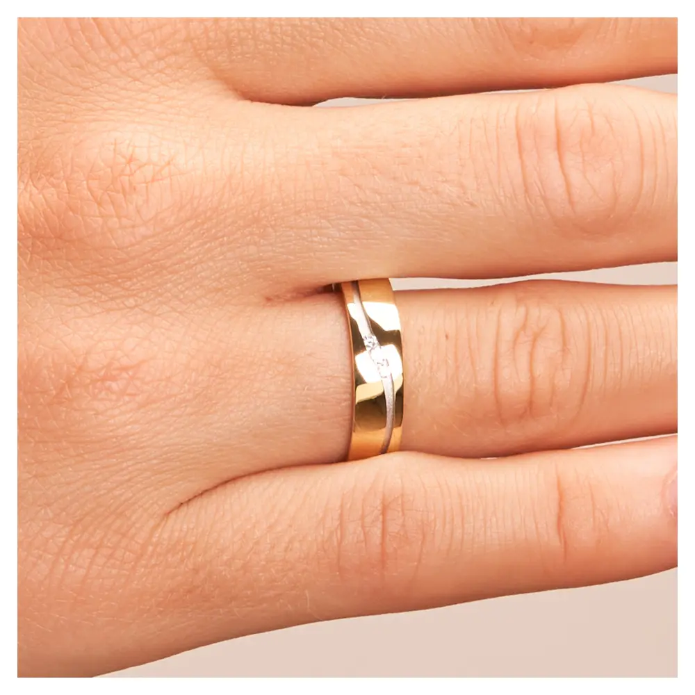 Ehering aus Gelbgold mit drei Diamanten in Weißgoldrille auf Hand im Zoom