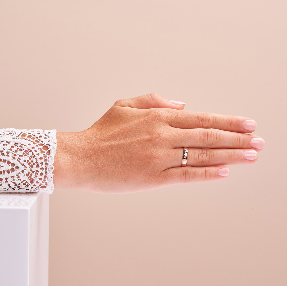 Rosegold Eheringen mit 5 Diamanten in 4 mm Breite, poliert 