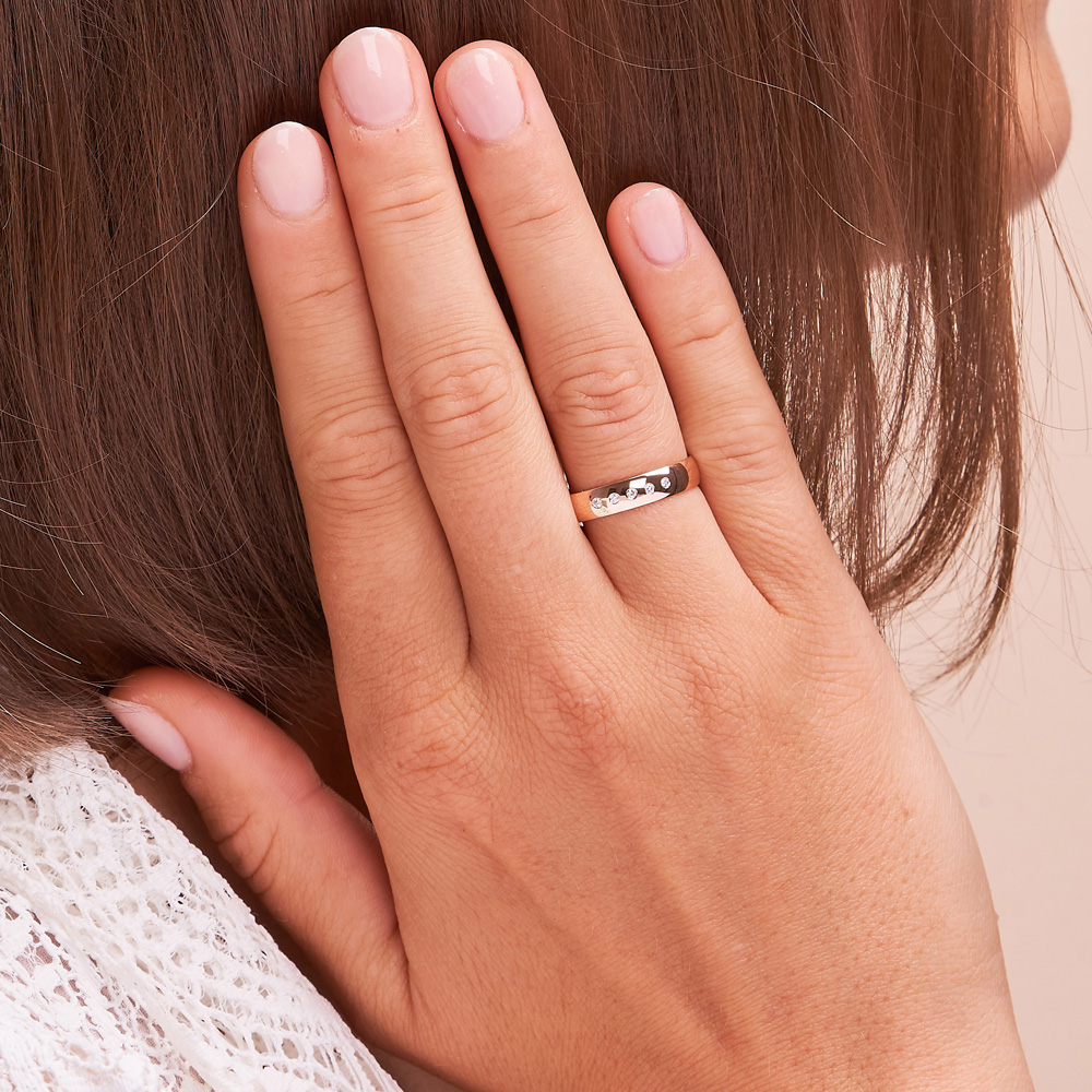 Rosegold Eheringen mit 5 Diamanten in 4 mm Breite, poliert 