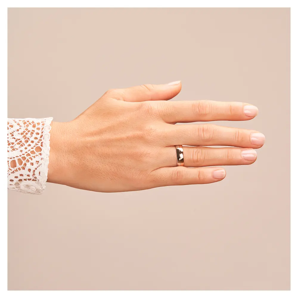 Trauring in Rotgold/Weißgold auf Hand