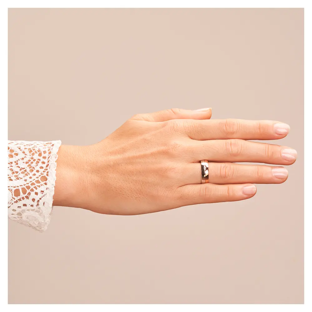 Trauring in Rotgold/Weißgold mit drei Diamanten in blattförmiger Fassung auf Hand