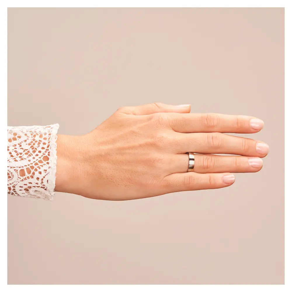 Trauring in Palladium 500 und Roségold auf Hand