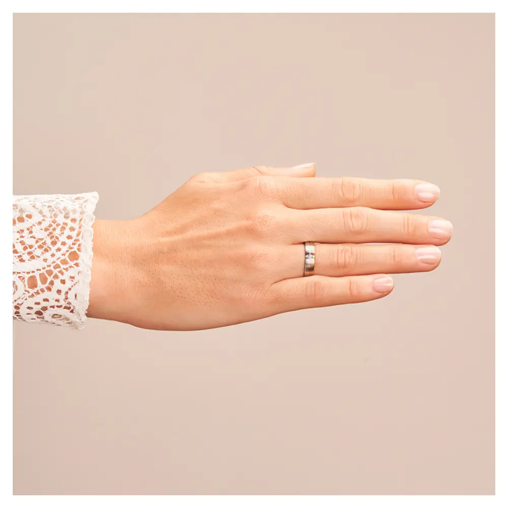 Trauring in Palladium 500 und Roségold mit drei Diamanten in ovaler Fassung auf Hand