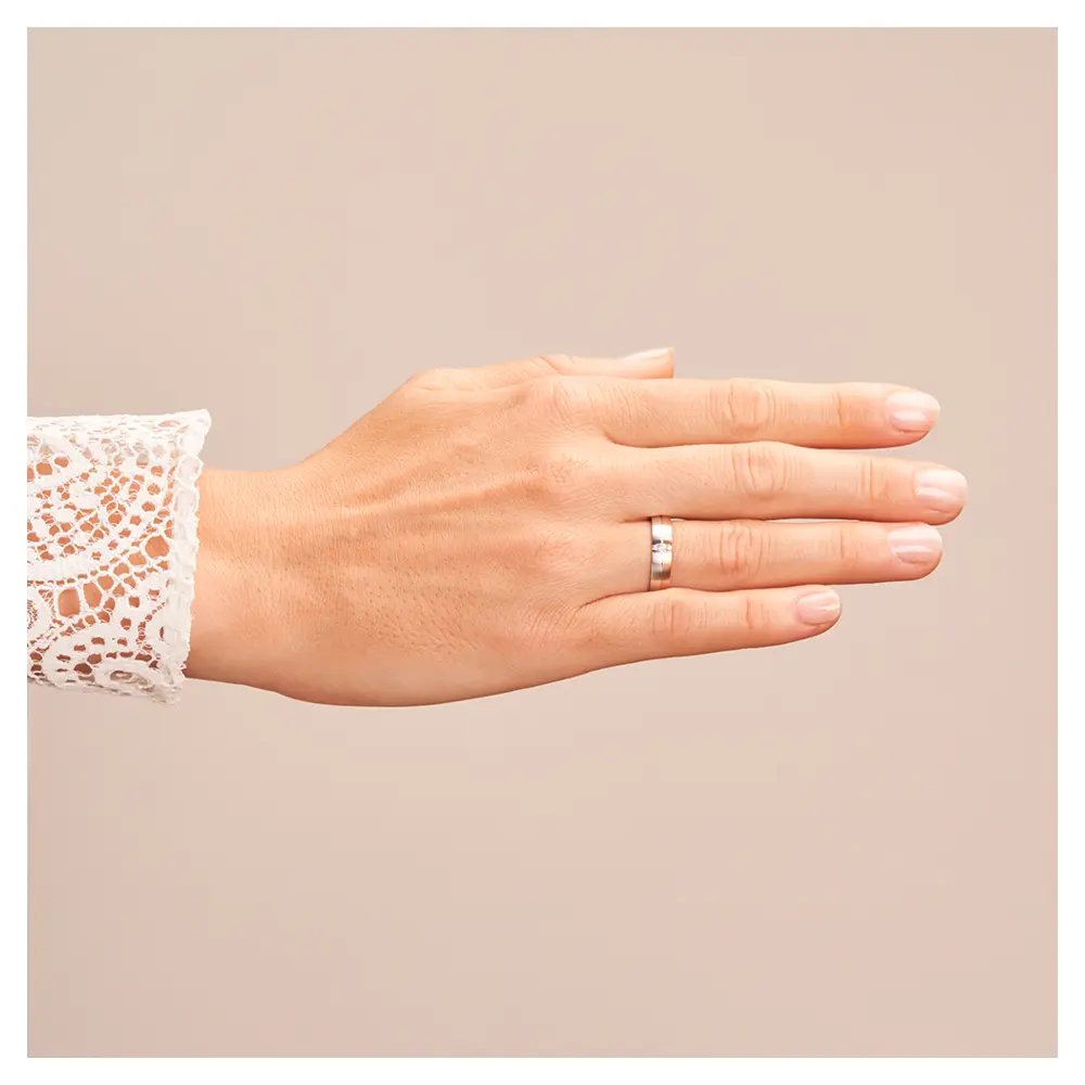 Trauring in Rotgold/Weißgold längsmattitert mit Diamanten auf Hand