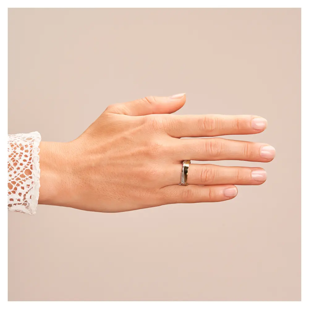 Ehering aus Palladium 500 und Gelbgold mit vier Diamanten in eckiger Form auf Hand