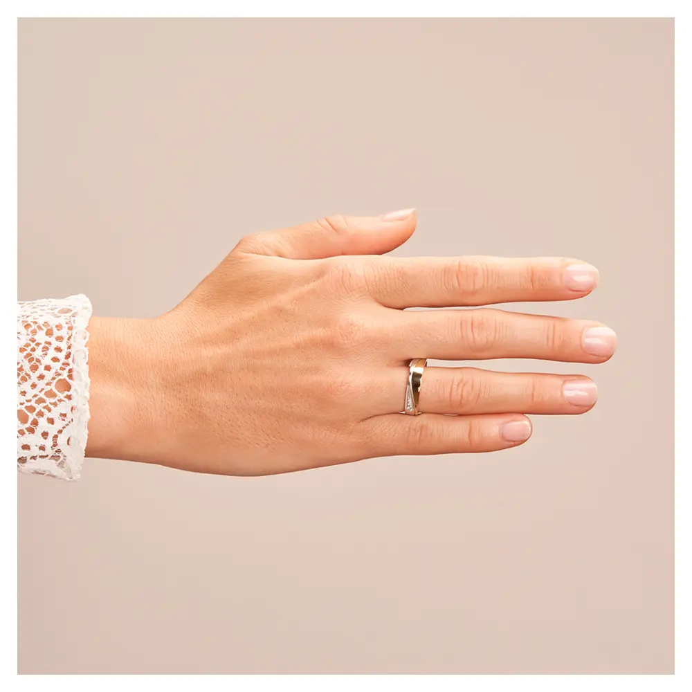 Ehering aus Weiß- & Gelbgold mit Diamanten auf Hand