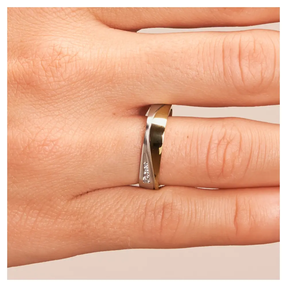 Ehering aus Palladium 500 und Gelbgold mit vier Diamanten in eckiger Form auf Hand im Zoom