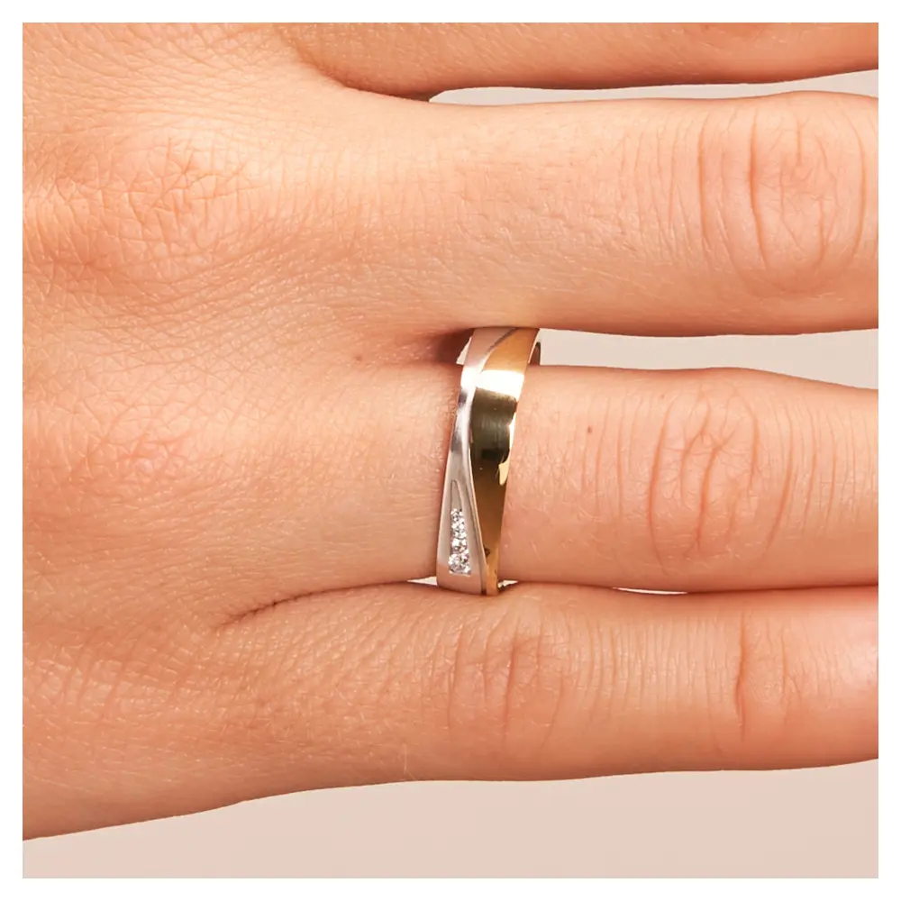 Ehering aus Weiß- & Gelbgold mit Diamanten auf Hand im Zoom