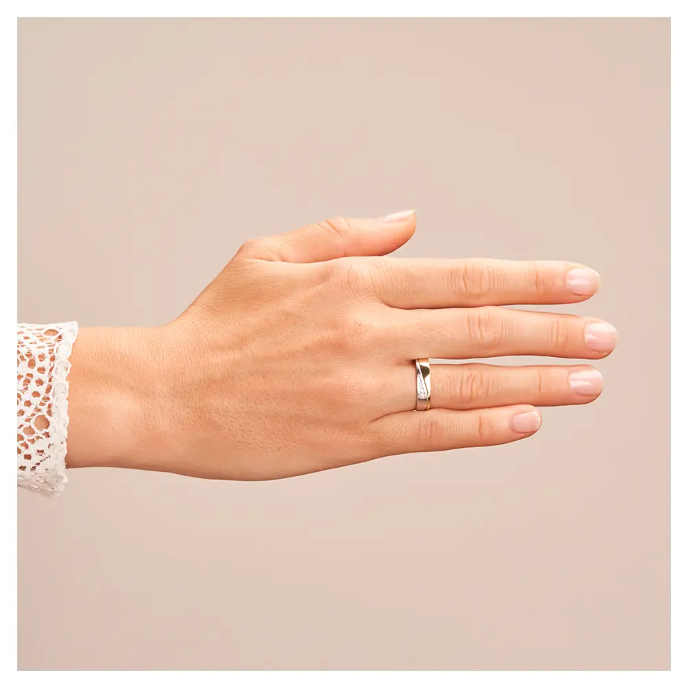 Ehering aus Weiß- & Gelbgold mit Diamanten auf Hand frontal