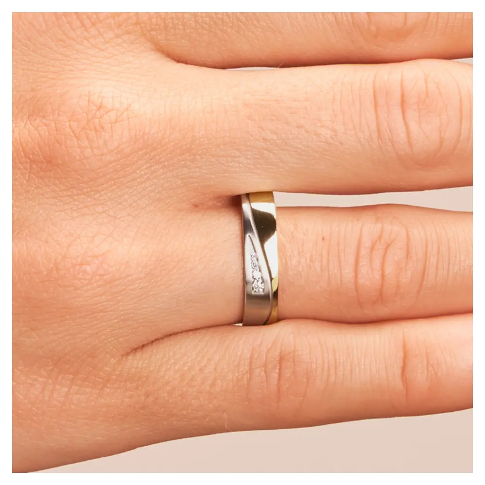 Ehering aus Palladium 500 und Gelbgold mit vier Diamanten in eckiger Form auf Hand im Zoom