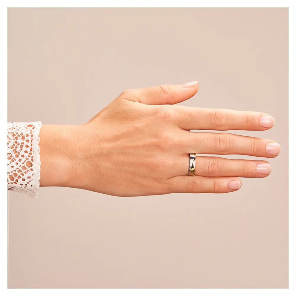 Ehering aus Palladium 500 und Gelbgold in eckiger Form auf Hand 