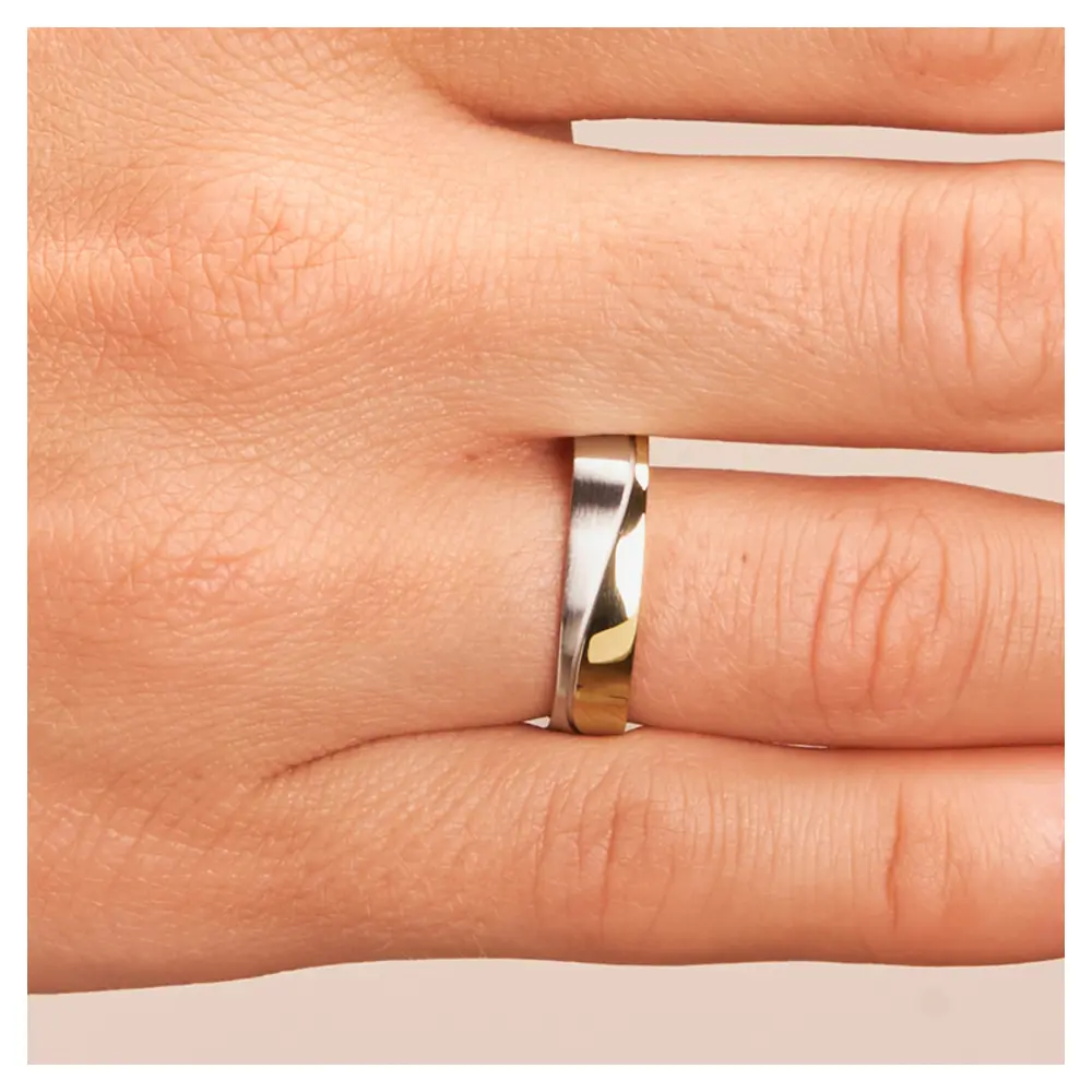 Ehering aus Palladium 500 und Gelbgold in eckiger Form auf Hand im Zoom